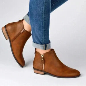 JOURNEE COLLECTION WOMEN ELLIS STACKED HEEL BOOT SIZE 6.5